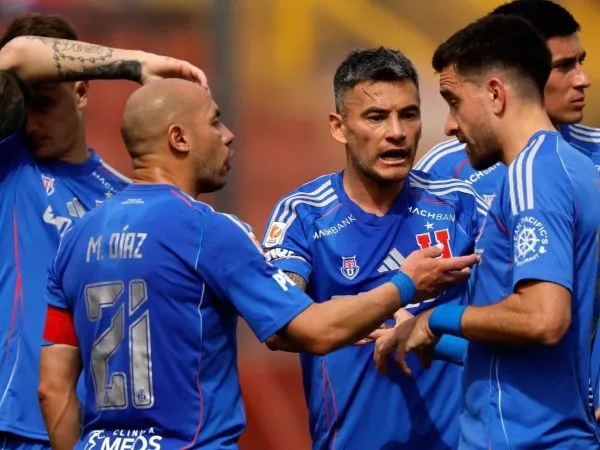 Plantel de la Universidad de Chile conversando