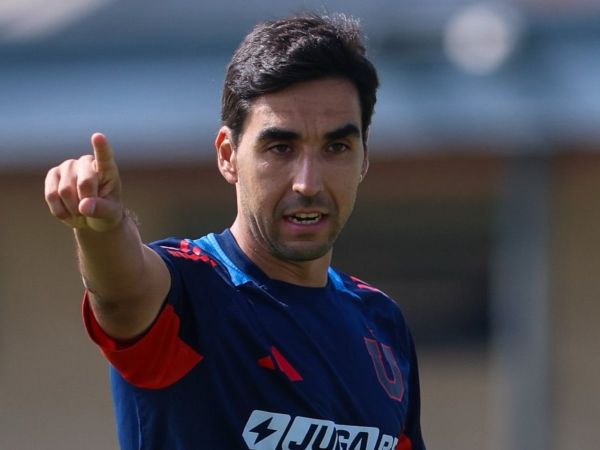 Francisco Meneghini dirigiendo un entrenamiento de la Universidad de Chile