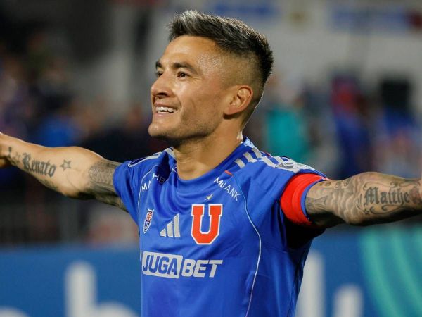 Charles Aránguiz celebrando un gol por la Universidad de Chile