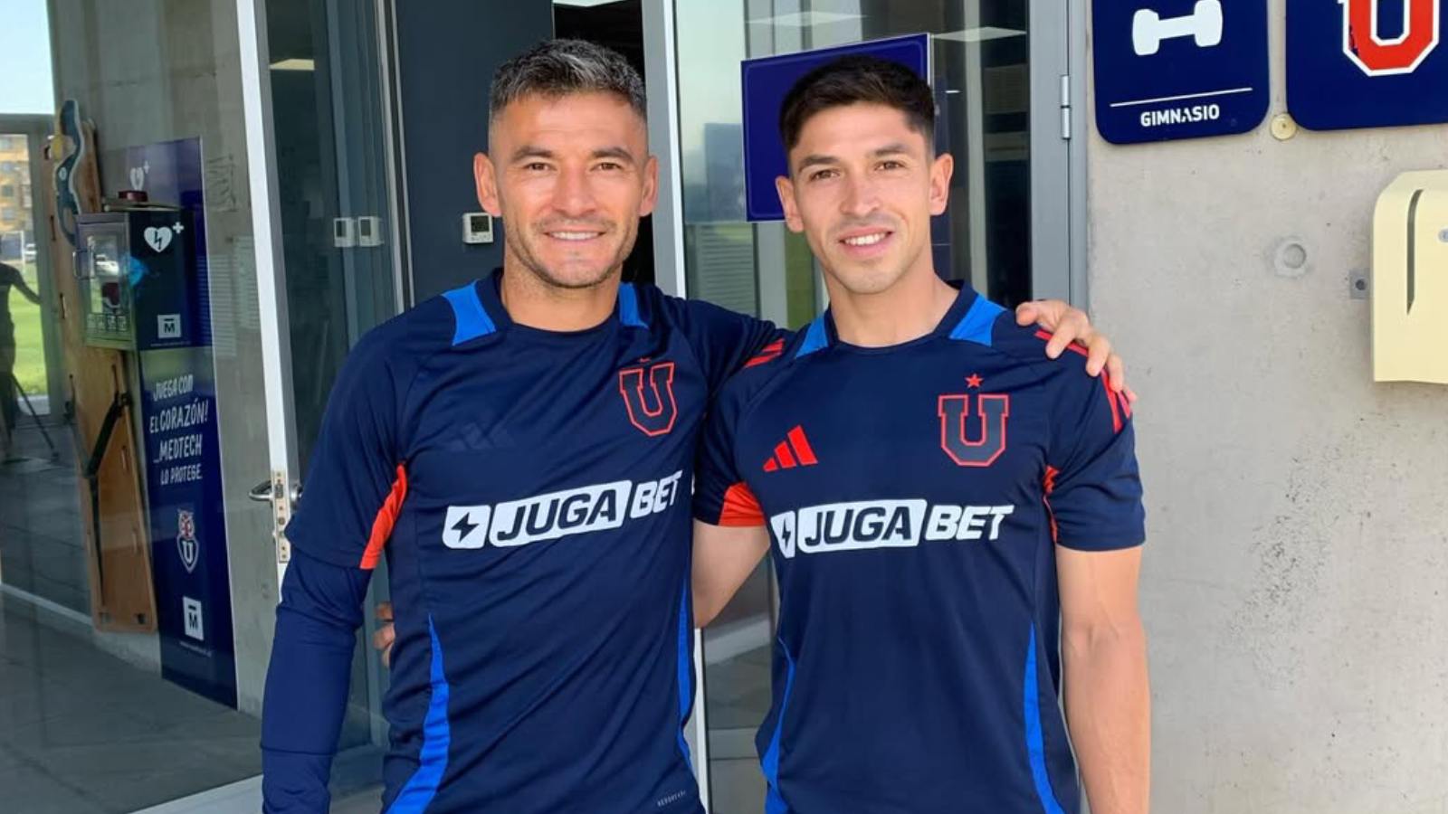 Charles Aránguiz con Mauricio Morales