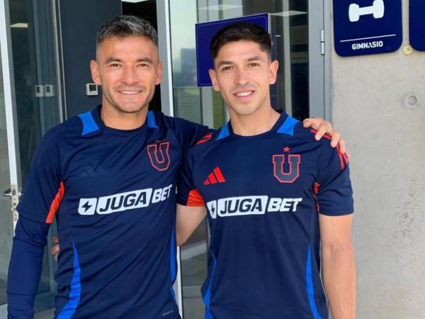 Charles Aránguiz con Mauricio Morales