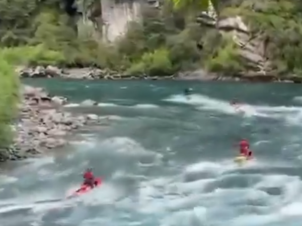 Turistas multados por motos de agua en el río Futaleufú.