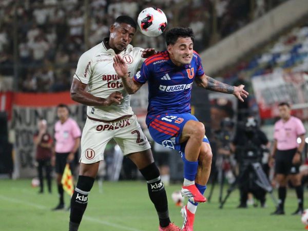 José Carabalí de Universitario disputa un balón con Javier Altamirano de Universidad de Chile