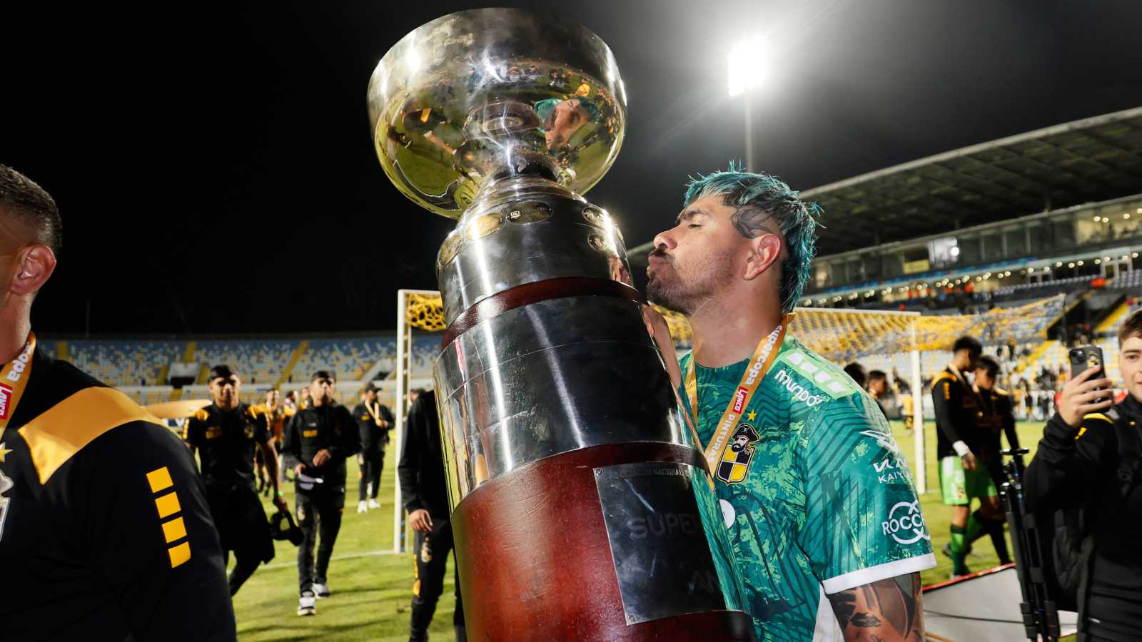 Diego Sánchez levantando y besando la Supercopa