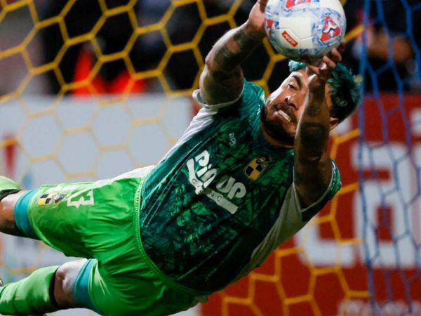 Diego Sánchez tapando un penal sin guantes en la final de la Supercopa ante la Universidad Católica