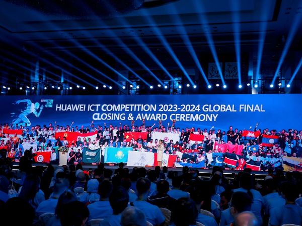 Estudiantes participan en la ICT Competition de Huawei, competencia internacional de innovación tecnológica.