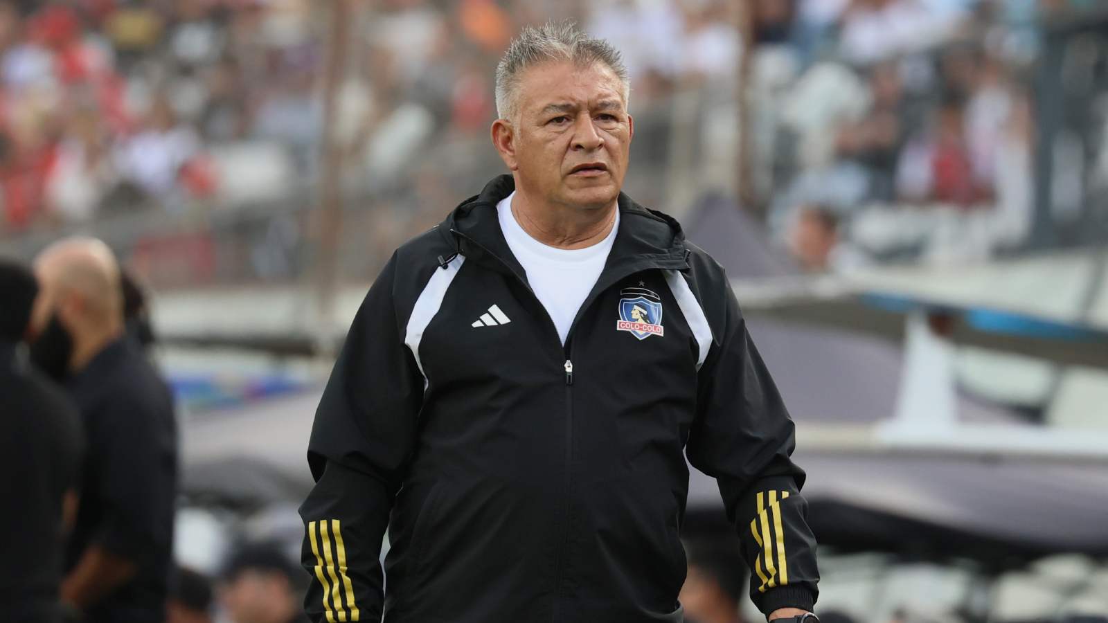 Claudio Borghi con el buzo de Colo Colo