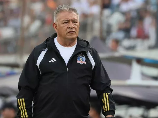 Claudio Borghi con el buzo de Colo Colo