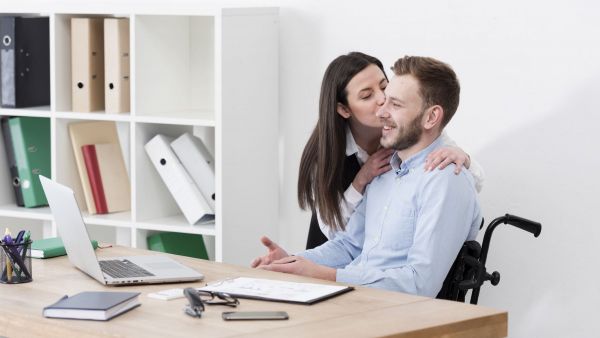 Esto es lo que dice la ley chilena sobre las relaciones amorosas con un compañero de trabajo