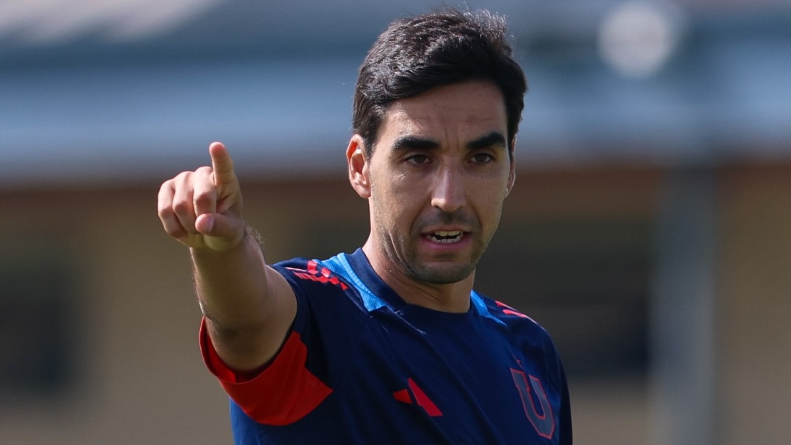 Francisco Meneghini dirigiendo un entrenamiento de la Universidad de Chile