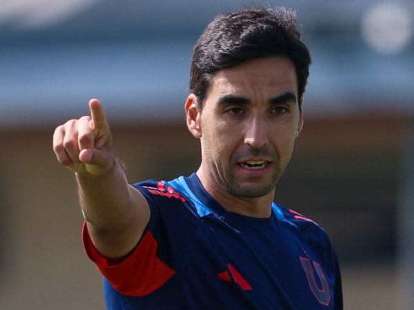 Francisco Meneghini dirigiendo un entrenamiento de la Universidad de Chile