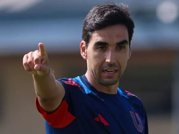 Francisco Meneghini dirigiendo un entrenamiento de la Universidad de Chile