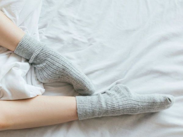 Persona durmiendo con calcetines. Foto referencial.