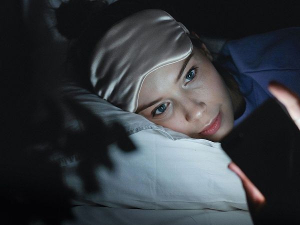 Mujer no se puede quedar dormida viendo su celular.