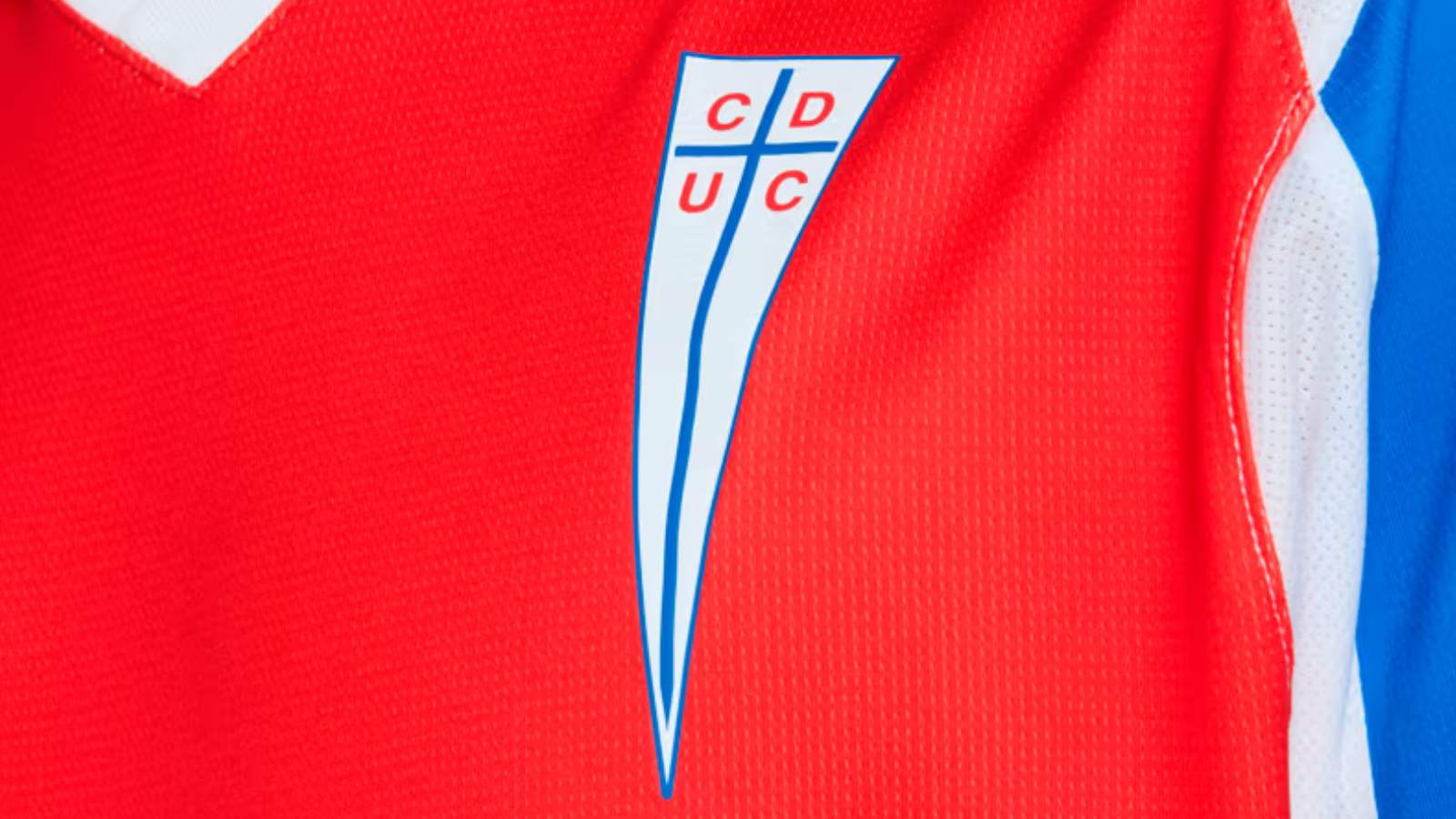 Camiseta de la Universidad Católica alternativa