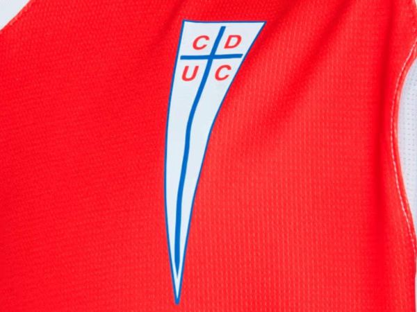 Camiseta de la Universidad Católica alternativa