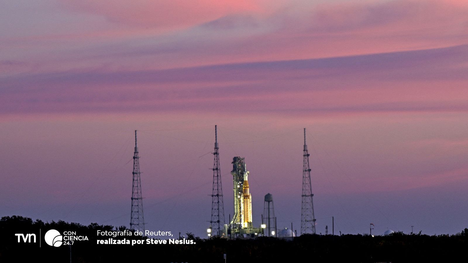 Astronautas de la misión Artemis II durante entrenamiento previo al lanzamiento lunar de la NASA.