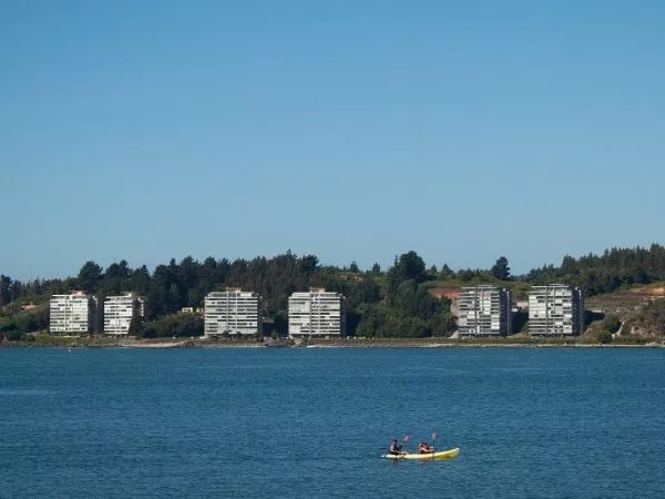 Prensa argentina resalta “pueblo costero de Chile que combina mar, paseos y vida al aire libre”