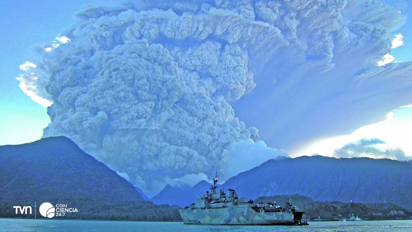 Glaciar del sur de Chile cercano a un volcán activo, en estudio sobre riesgos naturales y procesos geológicos.