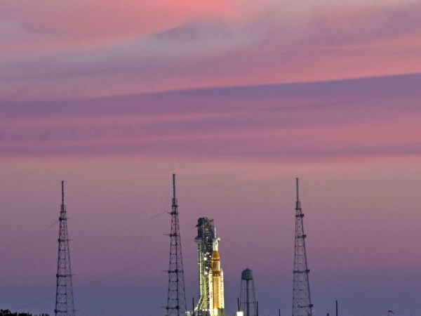 Astronautas de la misión Artemis II durante entrenamiento previo al lanzamiento lunar de la NASA.