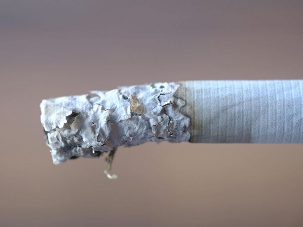 Persona fumando, una de las principales causas de cáncer del mundo.