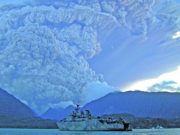 Glaciar del sur de Chile cercano a un volcán activo, en estudio sobre riesgos naturales y procesos geológicos.
