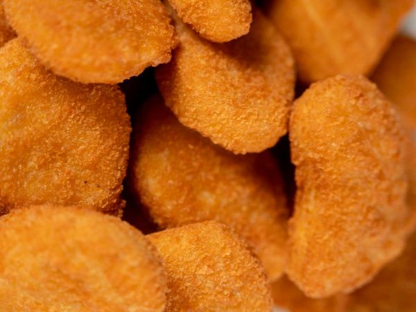 Alimentos ultraprocesados como bebidas azucaradas y snacks envasados, asociados a riesgos para la salud pública.