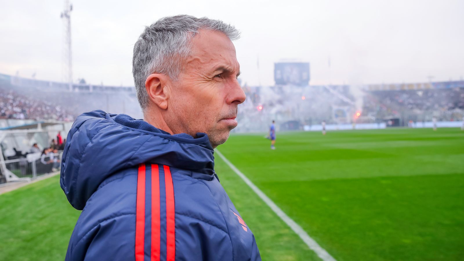 Gustavo Álvarez dirigiendo a la Universidad de Chile en el Estadio Monumental