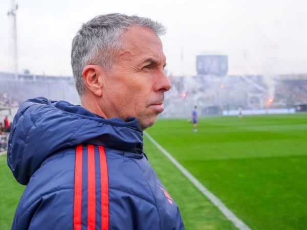 Gustavo Álvarez dirigiendo a la Universidad de Chile en el Estadio Monumental
