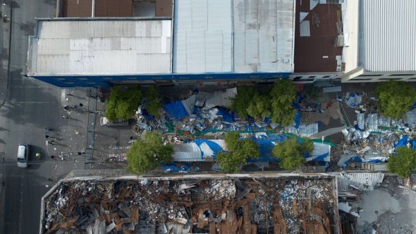 Enfrentamientos en Barrio Meiggs por retiro de toldos azules: Carabineros reporta 14 detenidos en dos días