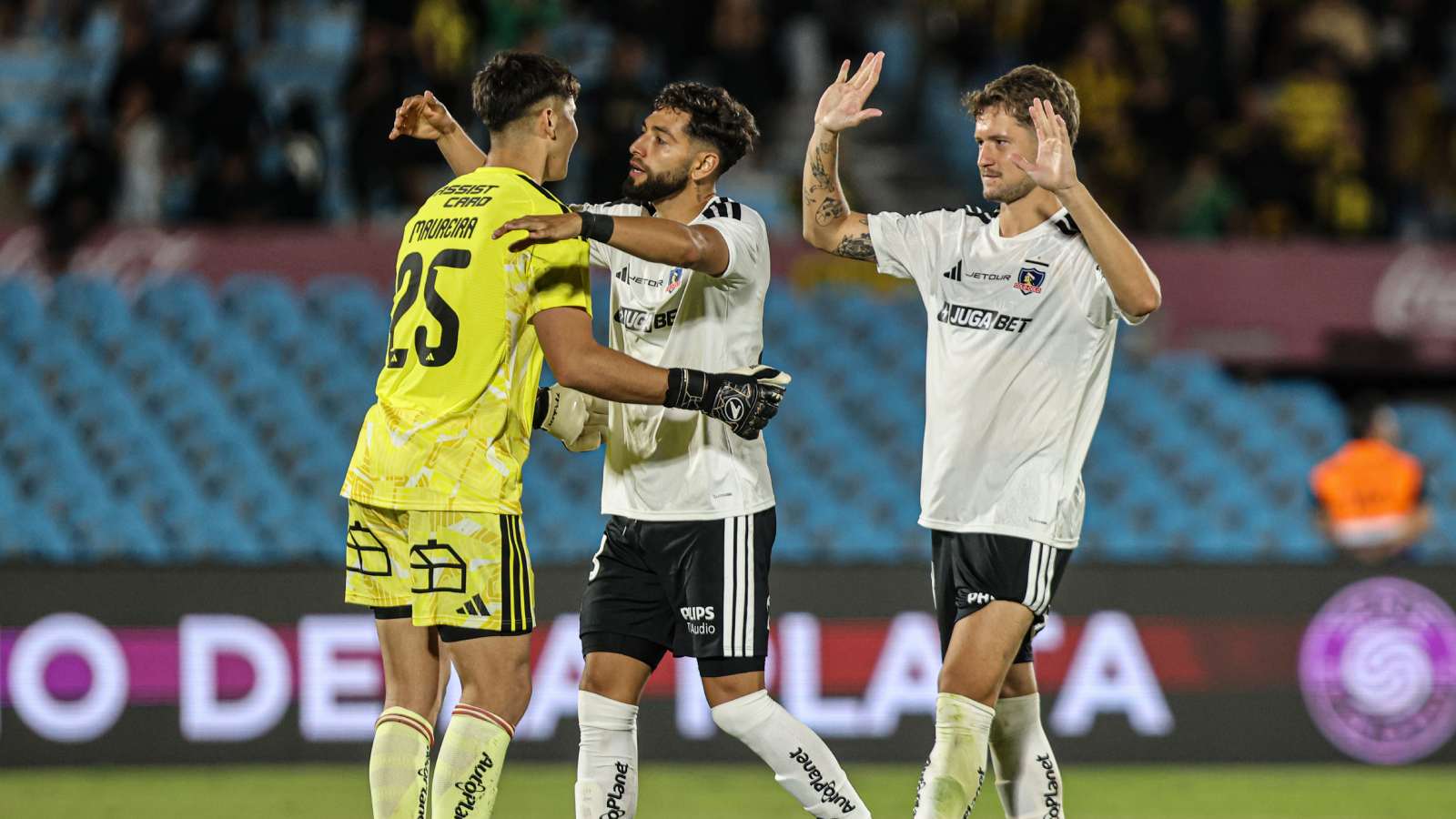 Plantel de Colo Colo abrazándose