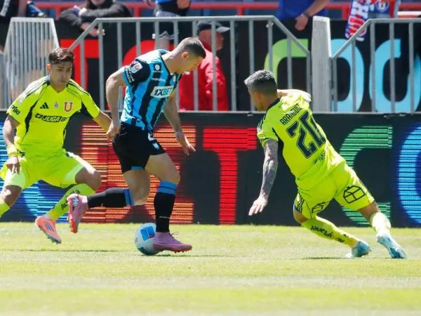 Fabián Hormazábal y Charles Aránguiz disputando un balón con Chris Martínez