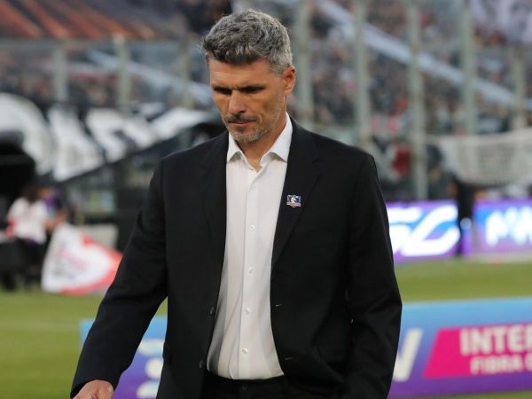 Fernando Ortiz dirigiendo un partido de Colo Colo