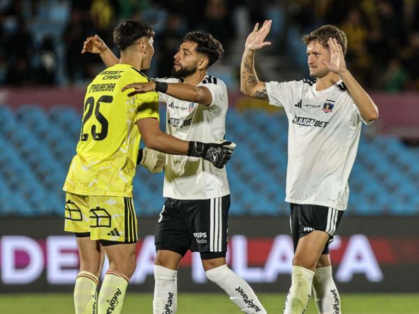 Plantel de Colo Colo abrazándose