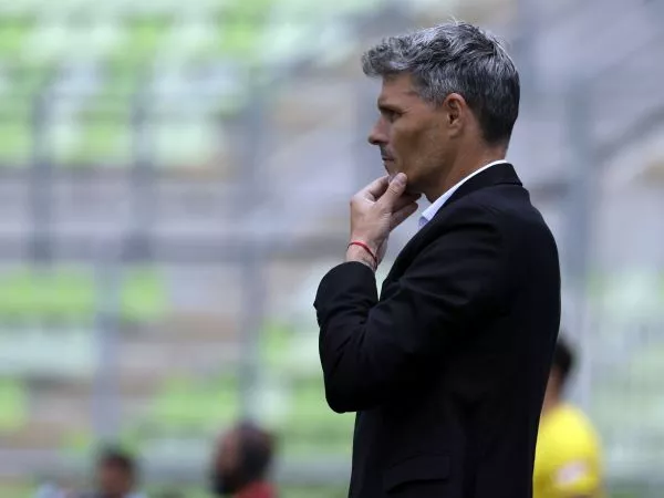 Fernando Ortiz sorprende con drásticos cambios en la formación de Colo Colo ante Everton