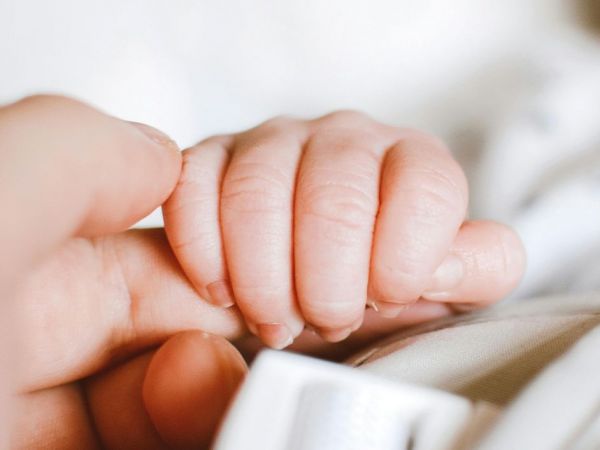 Recién nacido durante experimento de percepción musical.