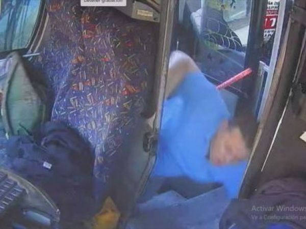 VIDEO | Conflicto entre micreros termina con chofer atropellado