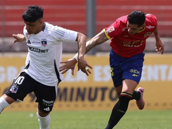 Claudio Aquino disputando el balón con Gonzalo Castellani en un duelo entre Colo Colo y Unión Española