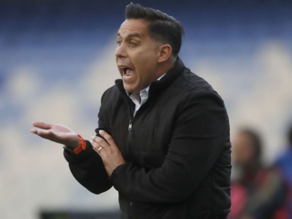 Arturo Sanhueza apuntó contra el mal estado en que se encuentra la cancha del estadio Germán Becker.