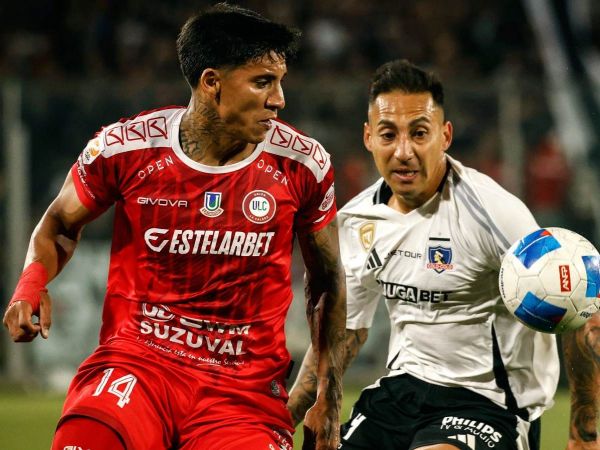 Claudio Brunet disputando el balón con Javier Correa en un partido de Colo Colo con Unión La Calera