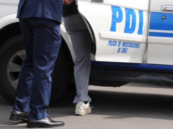 Un detenido subiendo a un carro de la PDI