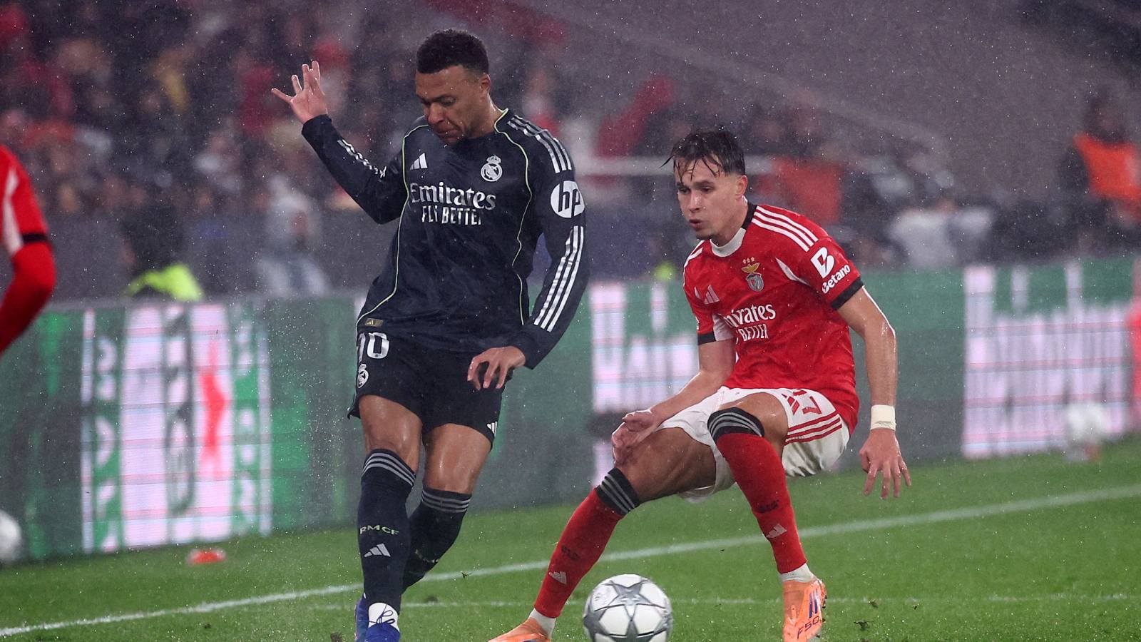 Kylian Mbappé disputando un balón con Amar Dedic en el partido entre Real Madrid y Benfica