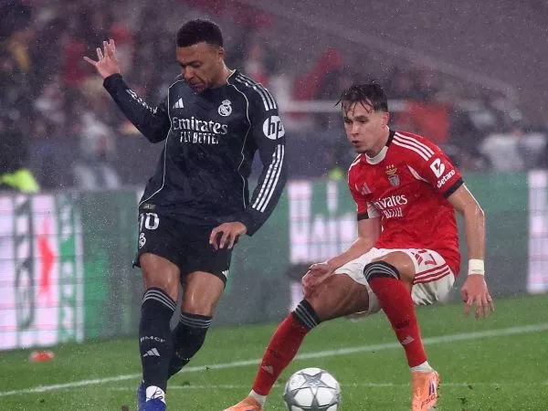 Kylian Mbappé disputando un balón con Amar Dedic en el partido entre Real Madrid y Benfica