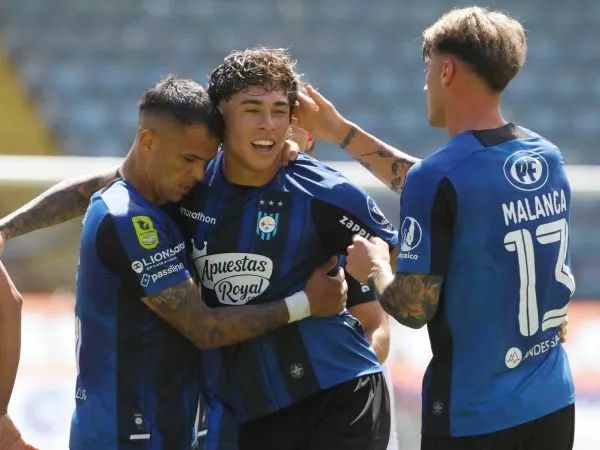 Plantel de Huachipato celebrando un gol ante la Universidad de Chile
