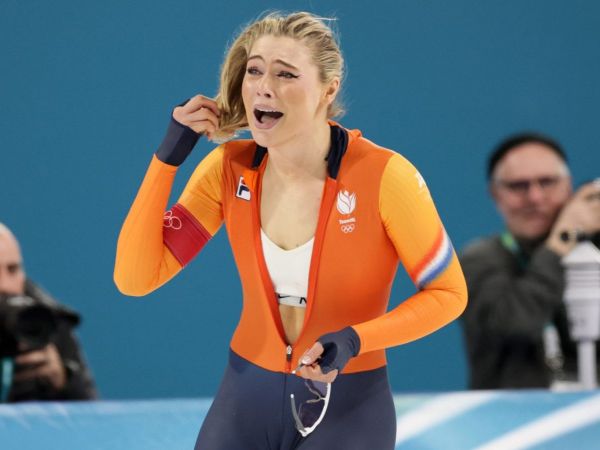 Jutta Leerdam celebrando tras quedarse con el oro y romper récord olímpico