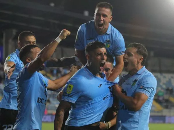 Plantel de O'Higgins celebrando un gol