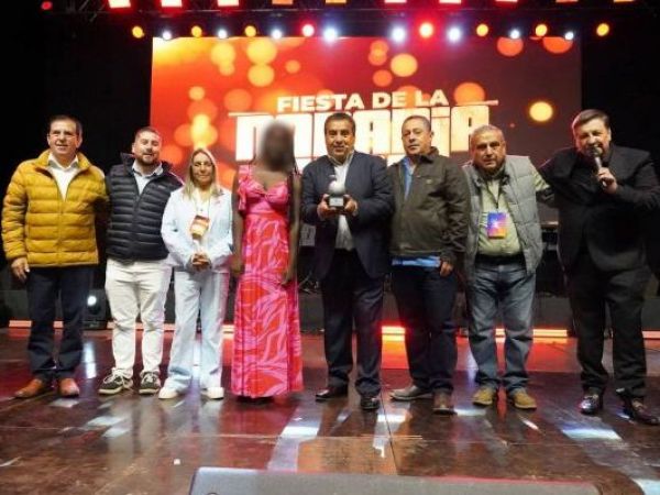 Evalúan acciones contra Dino Gordillo por beso a menor de edad