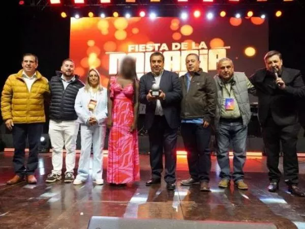 Evalúan acciones contra Dino Gordillo por beso a menor de edad
