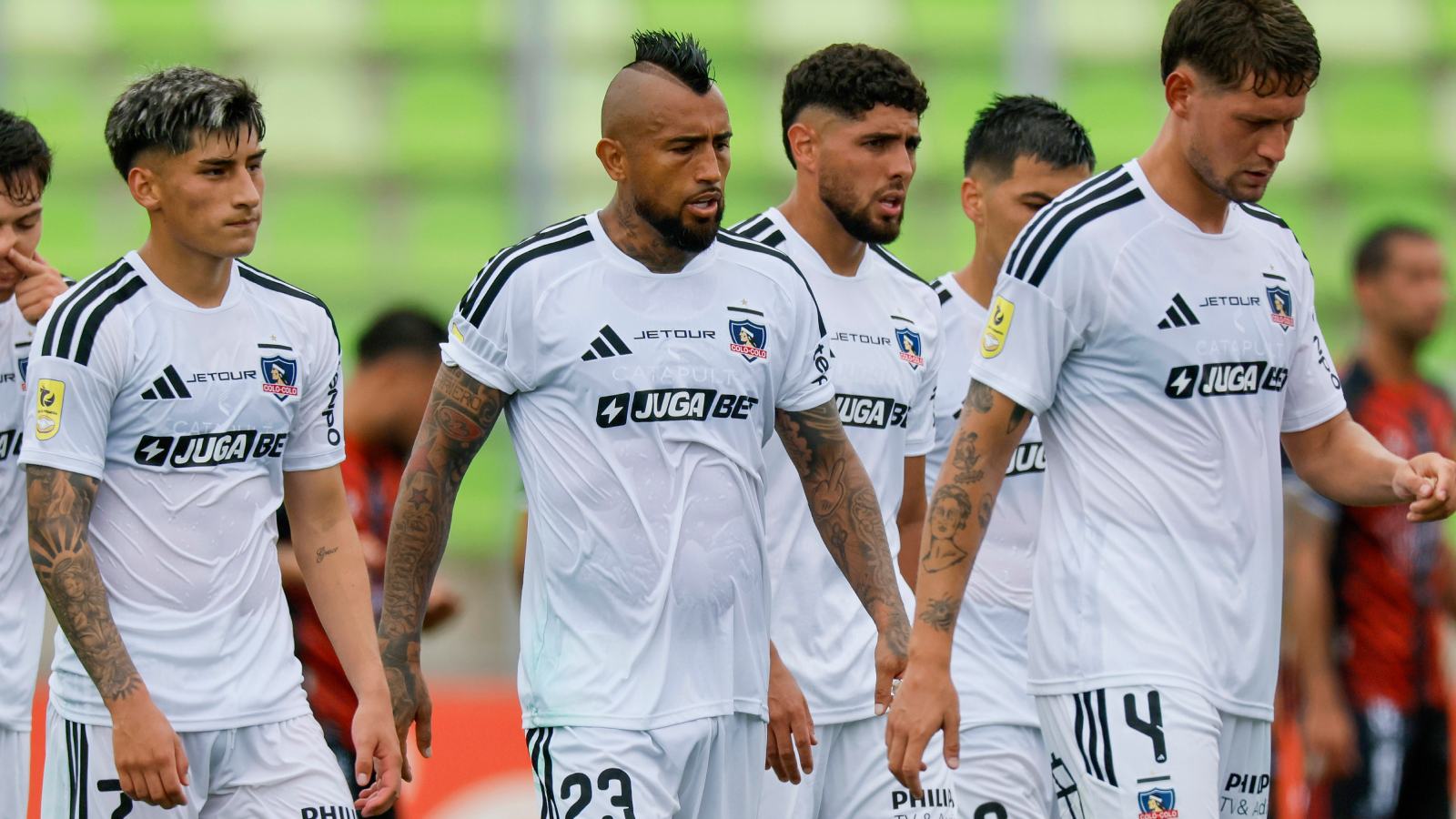 Plantel de Colo Colo dirigiéndose a camarines en un partido