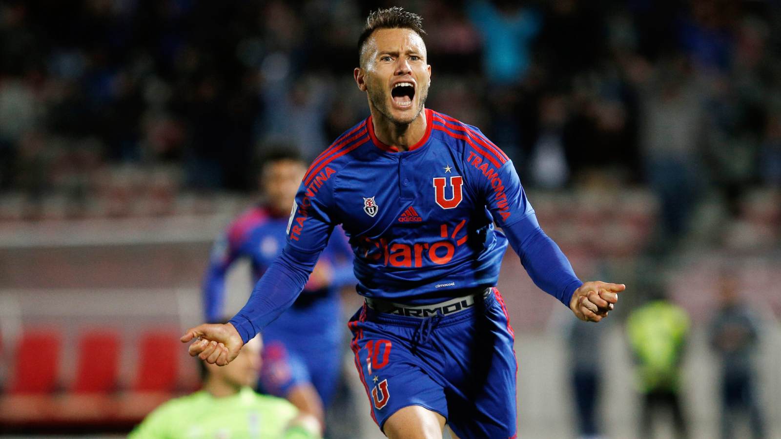 Gastón Fernández celebrando un gol por la Universidad de Chile